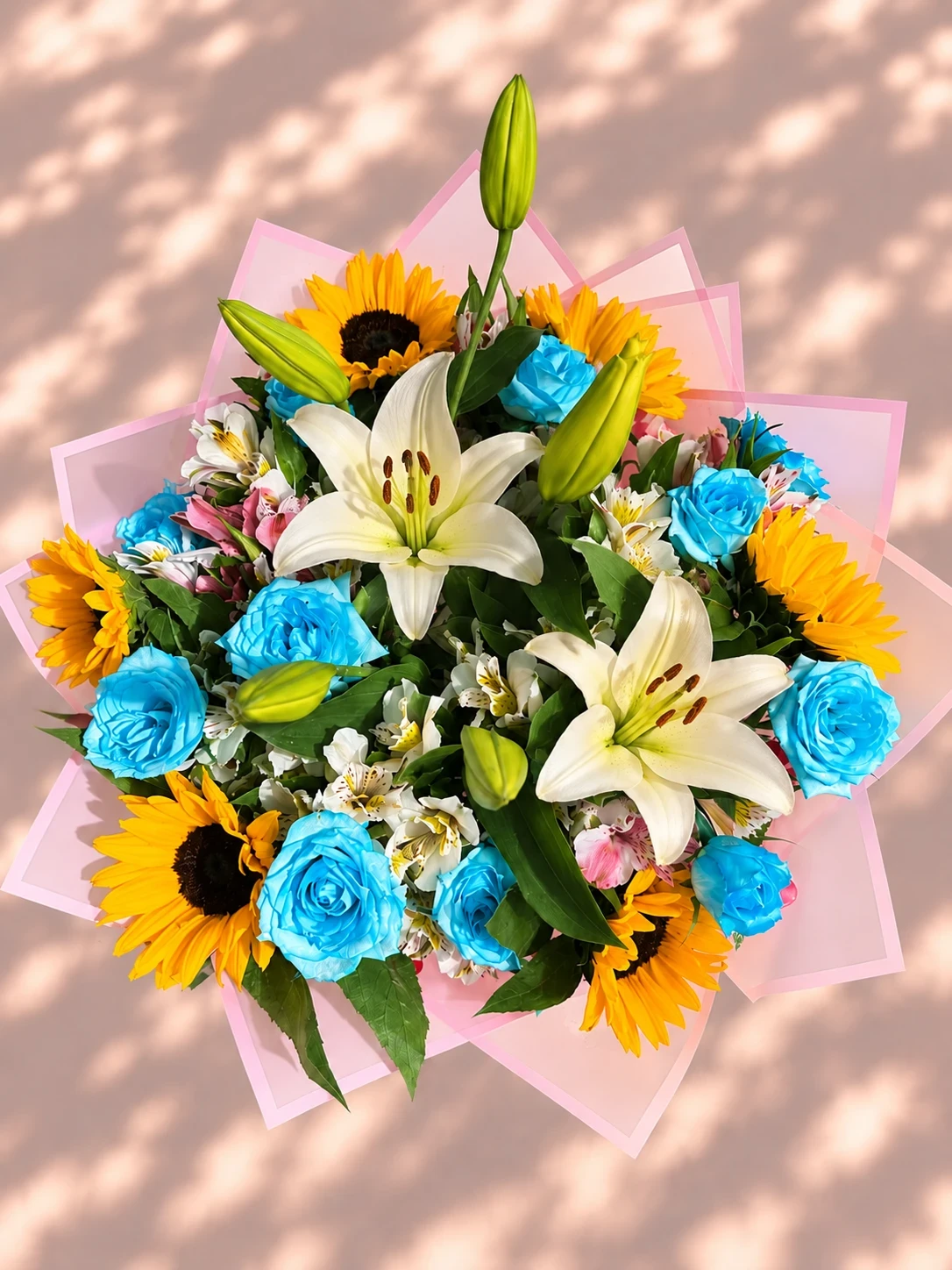 Ramo grande de lirios, rosas y girasoles, celeste
