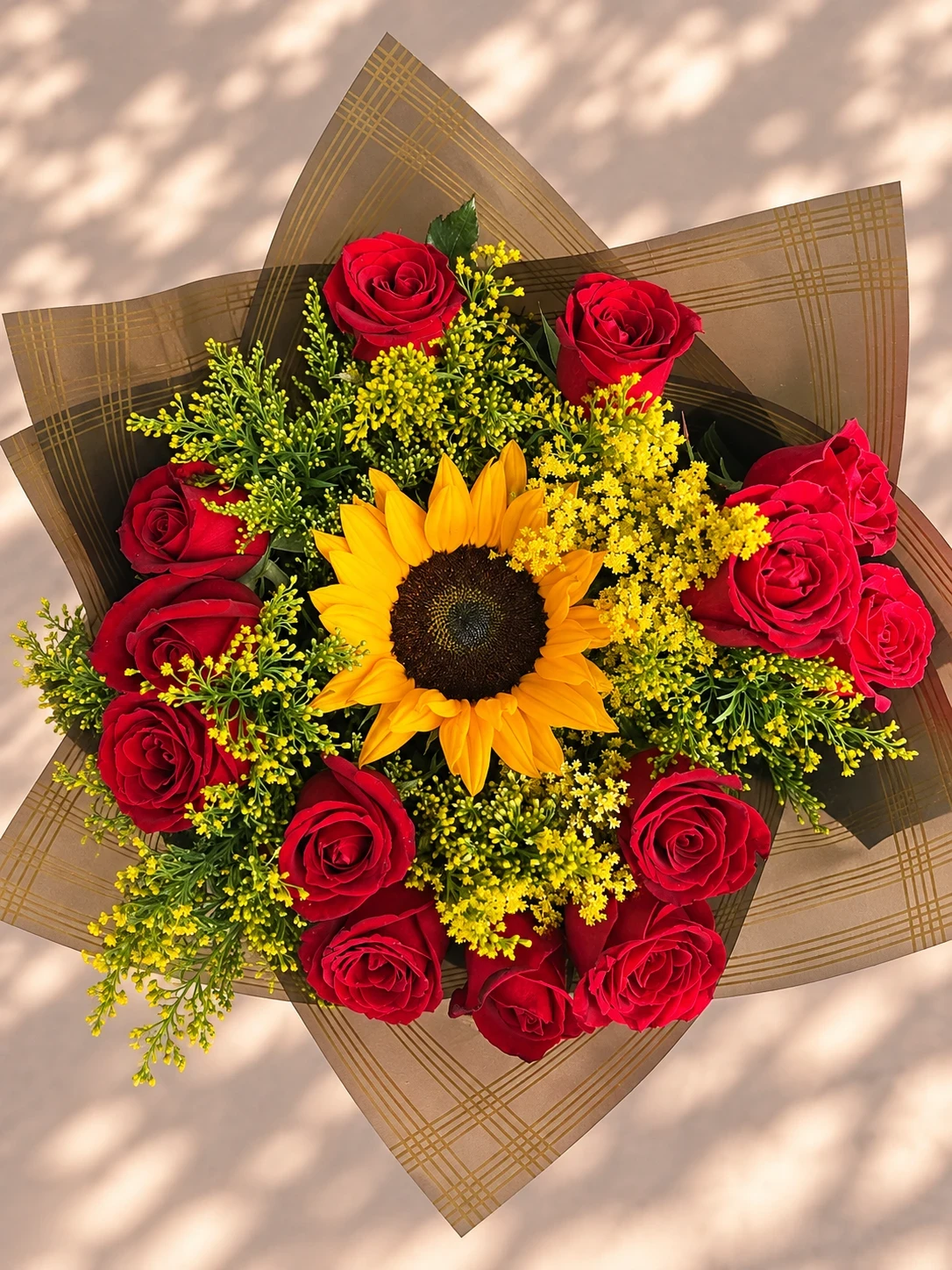 Rosas rojas con girasol
